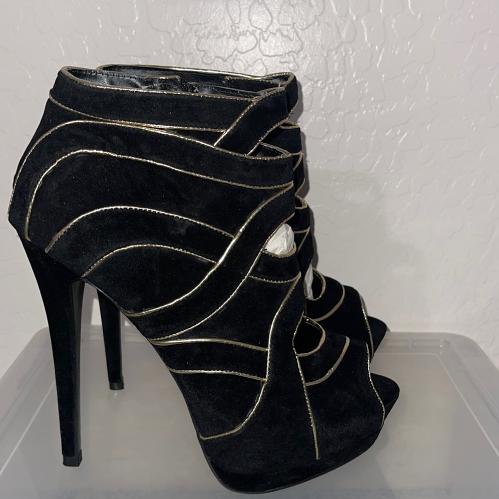 Black suede booties. Size 8.5. Colin Stuart. Gently used